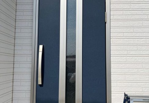 大崎市古川　玄関ドア　ダイノックシート貼り